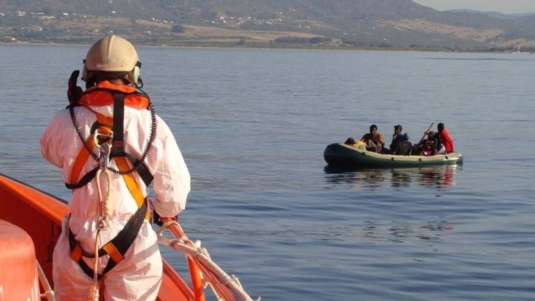 Rescatan lancha que se hundía con 65 migrantes hacia España | EFE