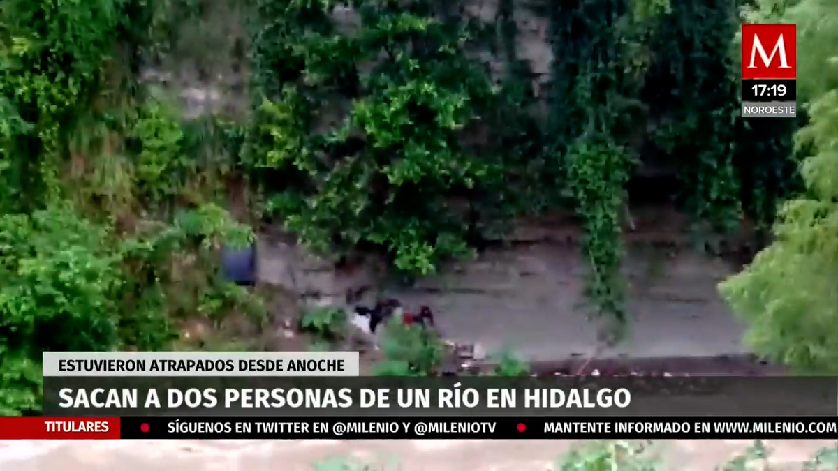 Rescatan a dos personas atrapadas en el río Tecoluco, en Huejutla