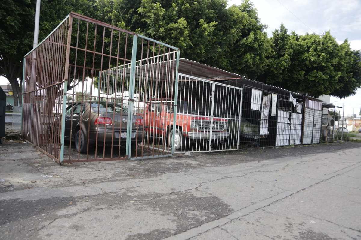 Vista de un grupo de jaulas colocadas al exterior de una unidad habitacional | Andrés Lobato