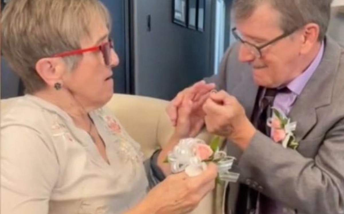 Abuelito conmueve y se hace viral por pedirle cada semana matrimonio a su esposa con Alzheimer. (Especial)