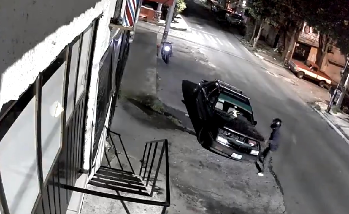 Al ser descubierto, el ladrón escapó en motocicleta. (Especial)