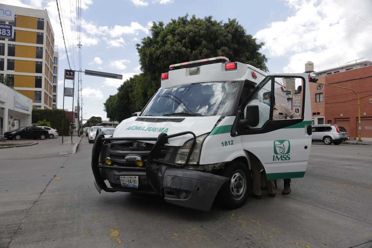 Ambulancia del IMSS colisiona contra vehículo particular | Andrés Lobato