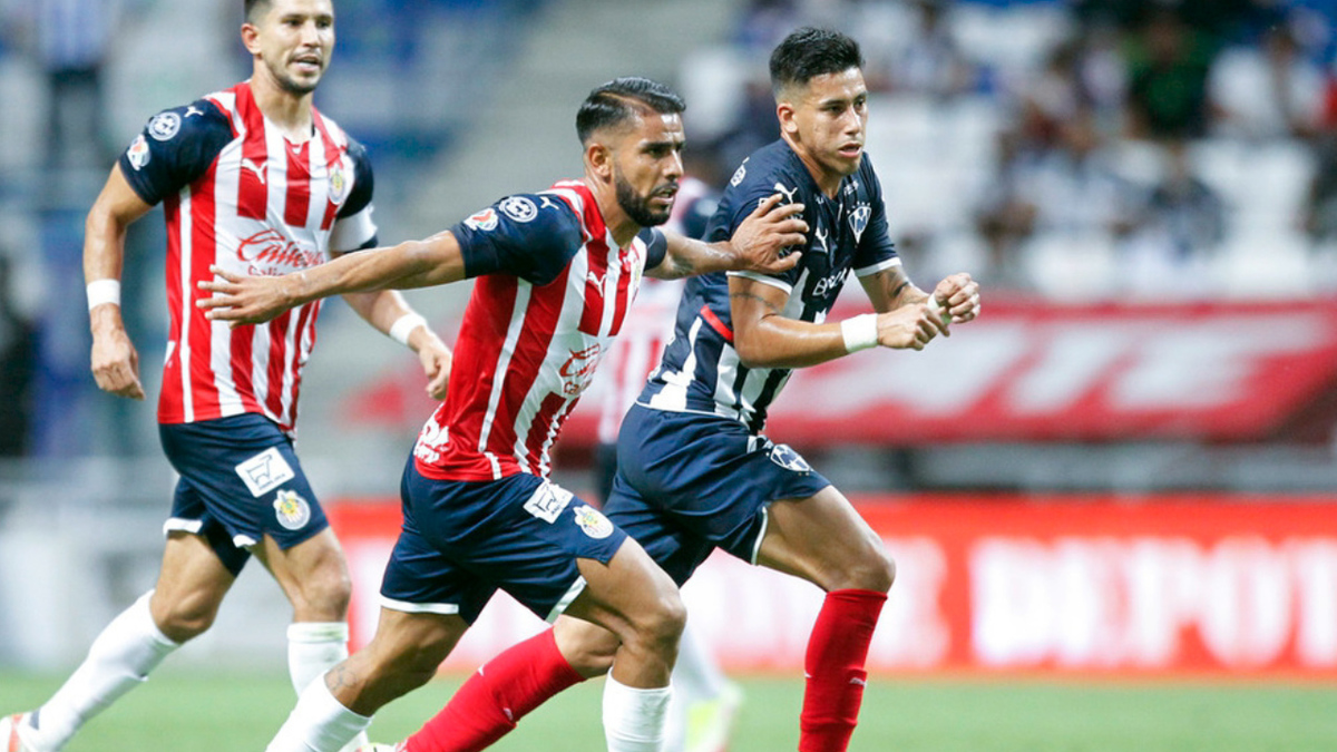 Chivas desaprovecha ventaja numérica