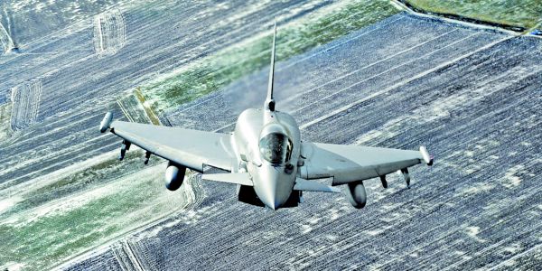 Firmas británicas y estadunidense aportan tecnología al caza Eurofighter Typhoon, que usa la OTAN para patrullar. Reuters