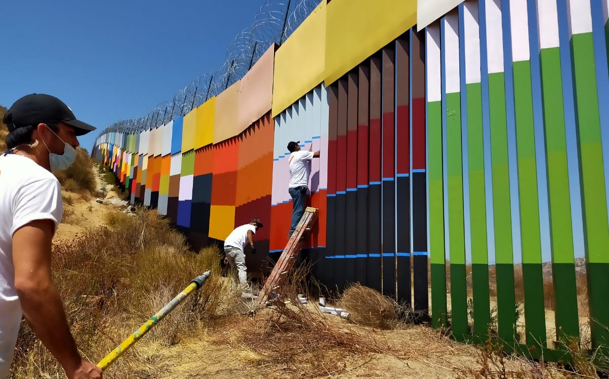 'Las flores palidecen al atardecer' es el nombre de la pieza que se extiende a lo largo de 300 metros en el municipio de Tecate. (Leticia Sánchez Mede