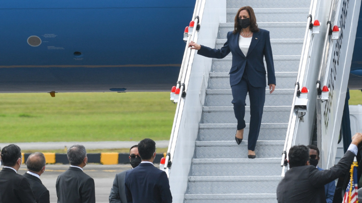 Kamala Harris arriba a Singapur e inicia gira por Asia