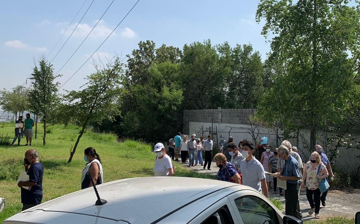 Las largas filas de ciudadanos se presentaron desde temprana hora de este lunes al exterior del Centro Comunitario Bicentenario en Monterrey.