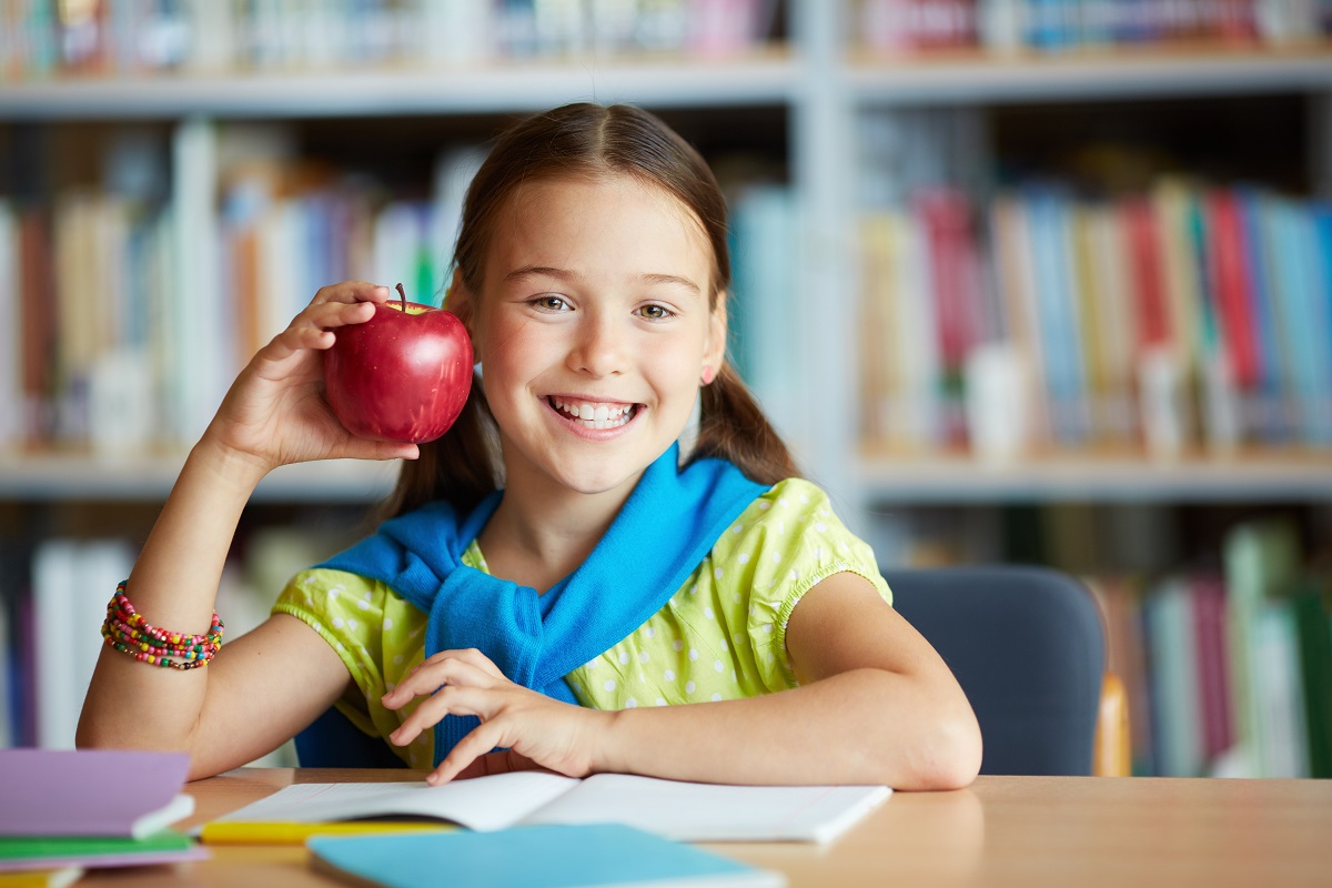 Preparar refrigerios saludables a niños y adolescentes puede ayudarles a tener un estilo de vida saludable. (freepik.es)