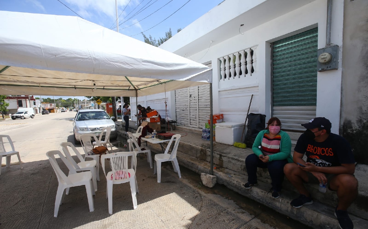 Simpatizantes de Morena resguardan las instalaciones de los distritos electorales. (Araceli López)