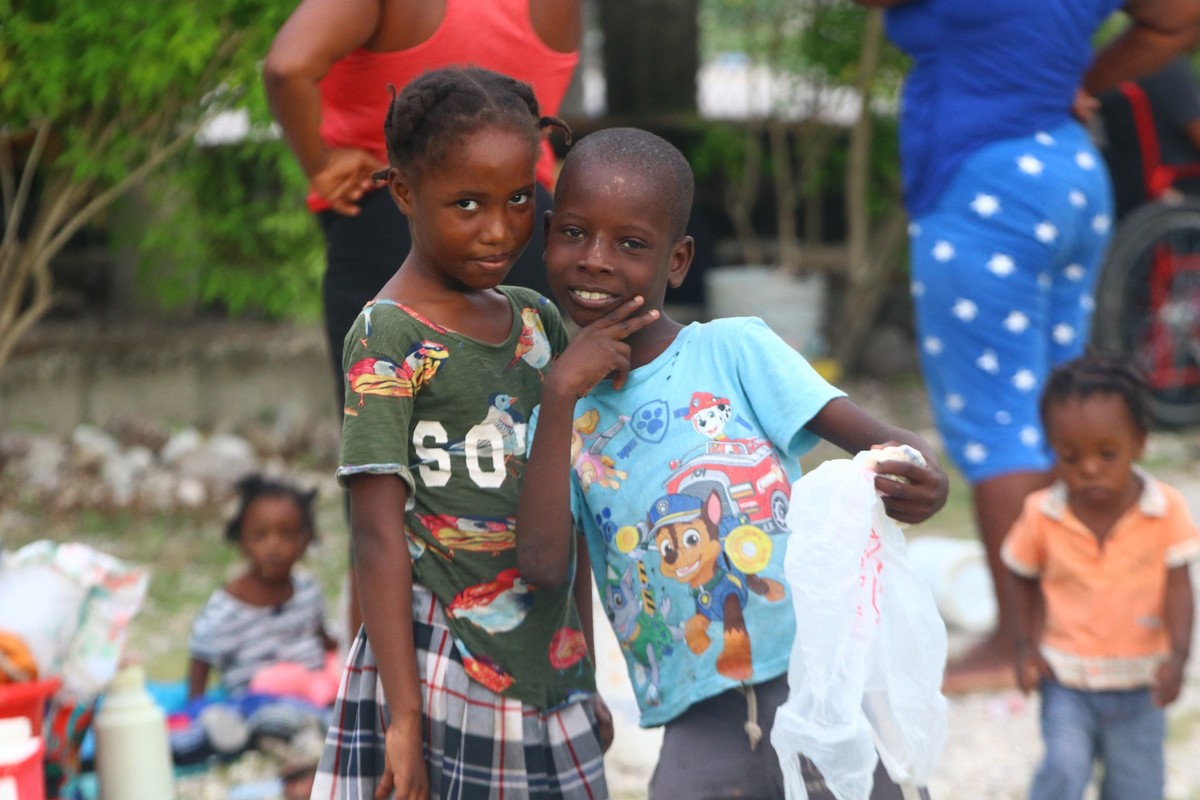 A pesar de la situación, se puede ver a niños y jóvenes pasando el rato y divirtiéndose. (Archivo)