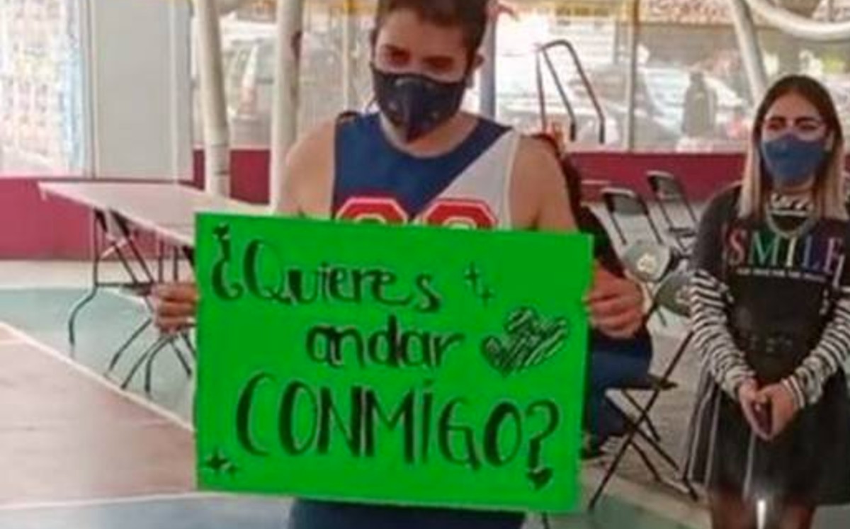 Sorprende en plena vacunación contra covid-19; declara su amor a otro joven. (Especial)
