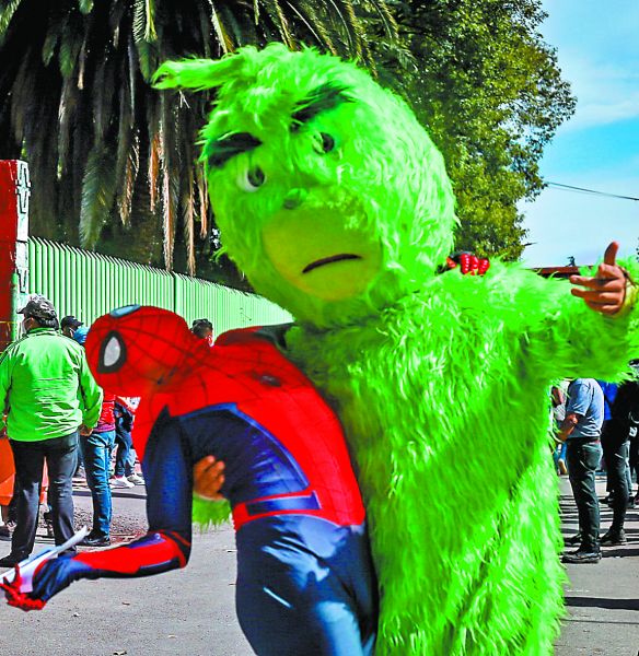 En Xochimilco, jóvenes disfrazados acudieron por la inmunización. Araceli López