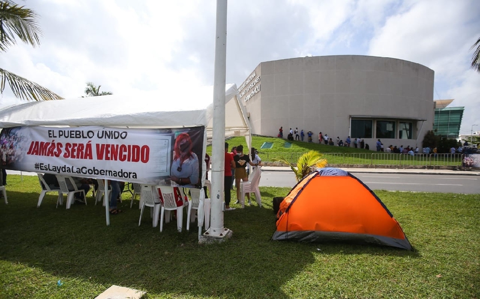 En Campeche, instalan plantón en centro de convenciones para recuento de votos