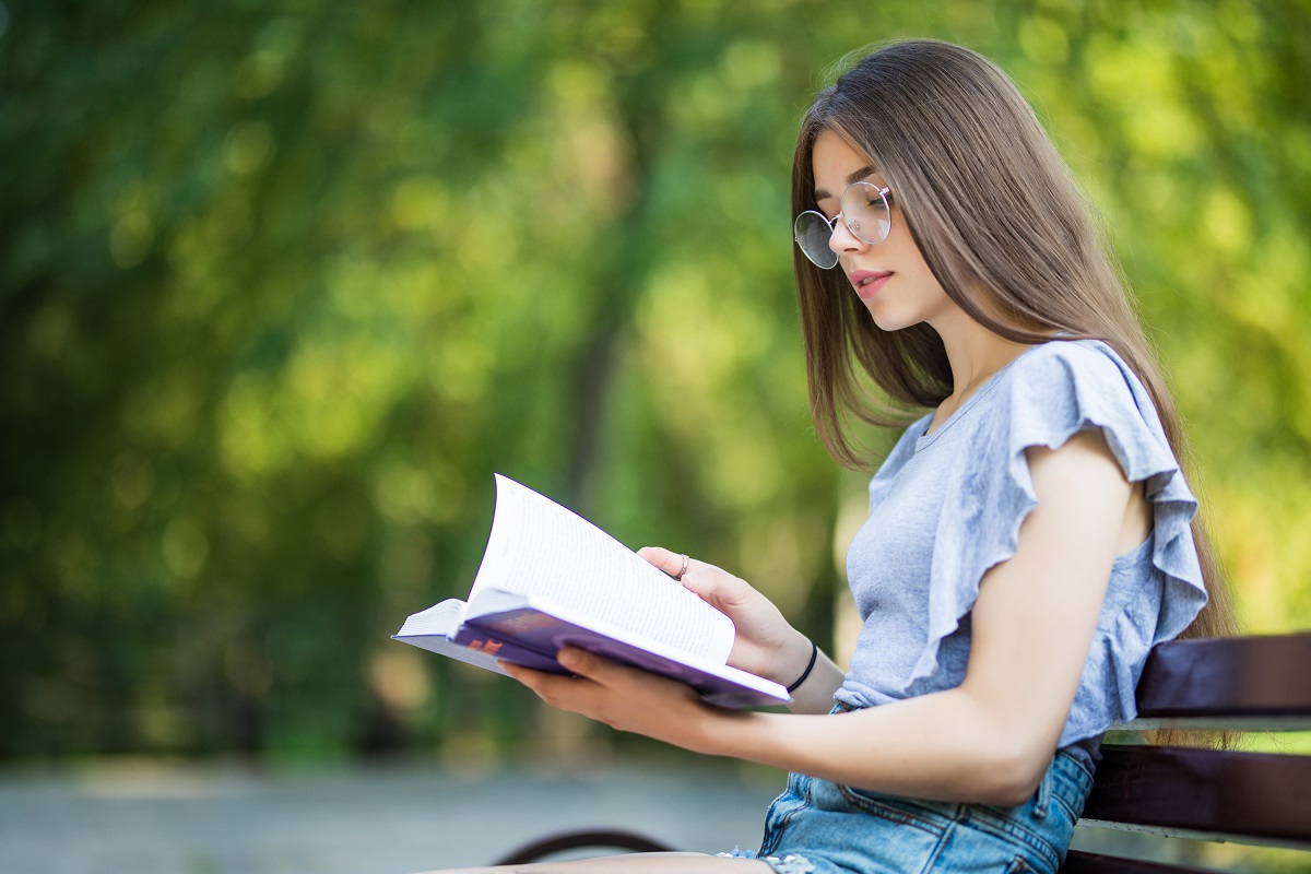 Los libros son una manera de conocer sobre el mundo y de buscar el pensamiento crítico. (freepik.es)