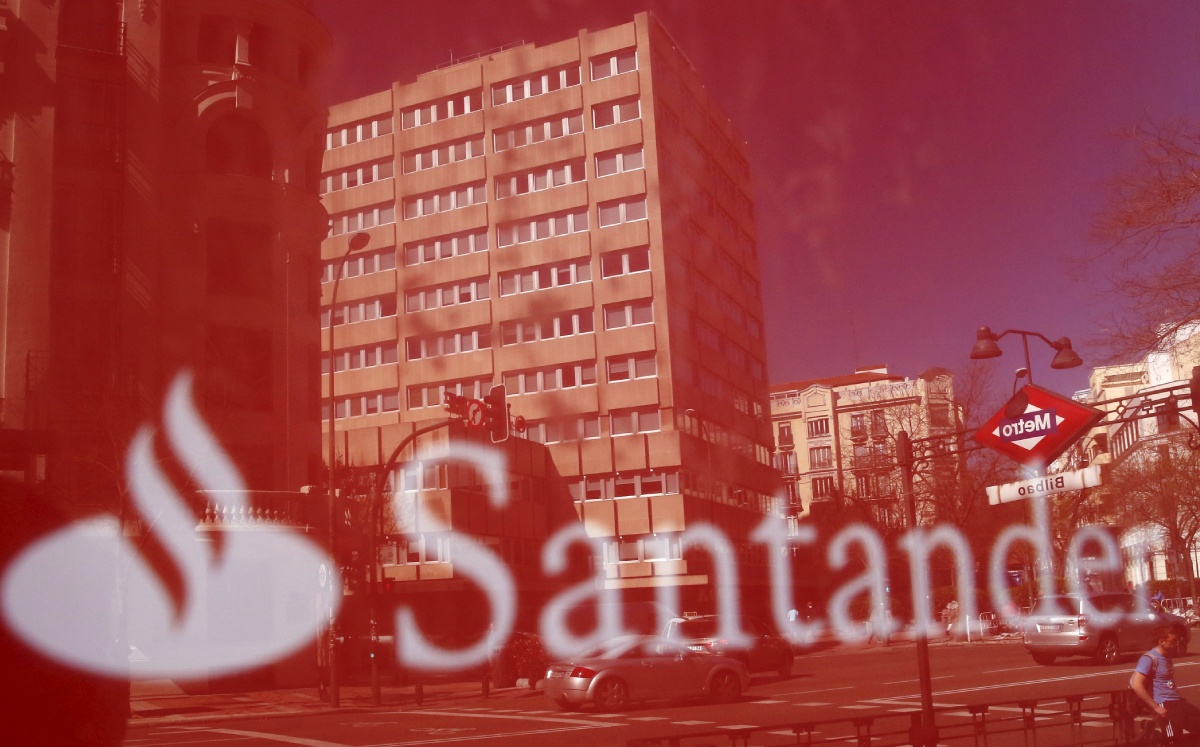El logotipo de la filial polaca del banco español Santander (Santander Bank Polska) en Varsovia, Polonia, mayo de 2021. Foto: (Reuters)