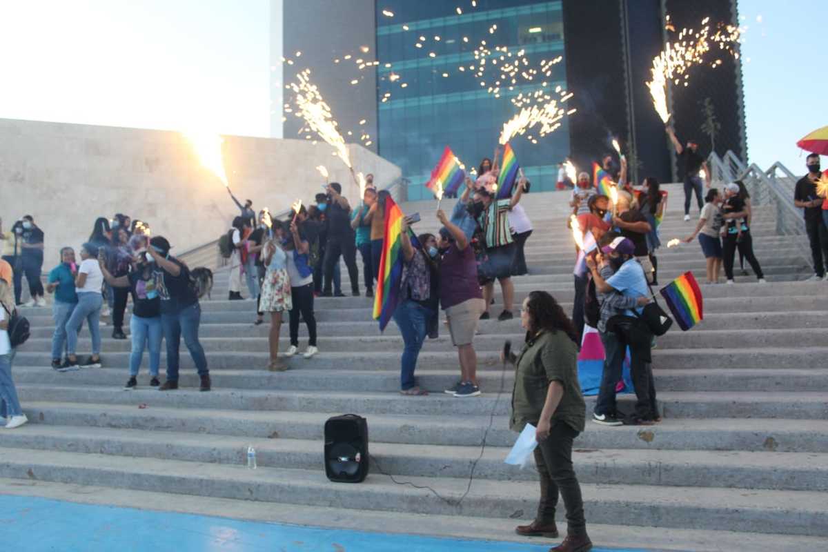 Este lunes se llevó a cabo una manifestación llamada 'Beso Masivo' tras la discriminación de una pareja gay. | Armando Moreno
