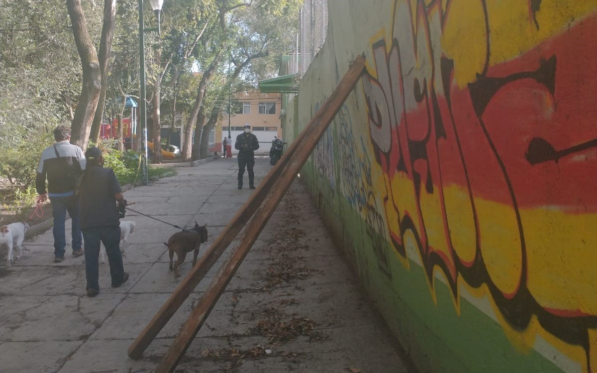 El muro de la escuela está a punto de caer desde el sismo del 19-S. | Enrique Luna