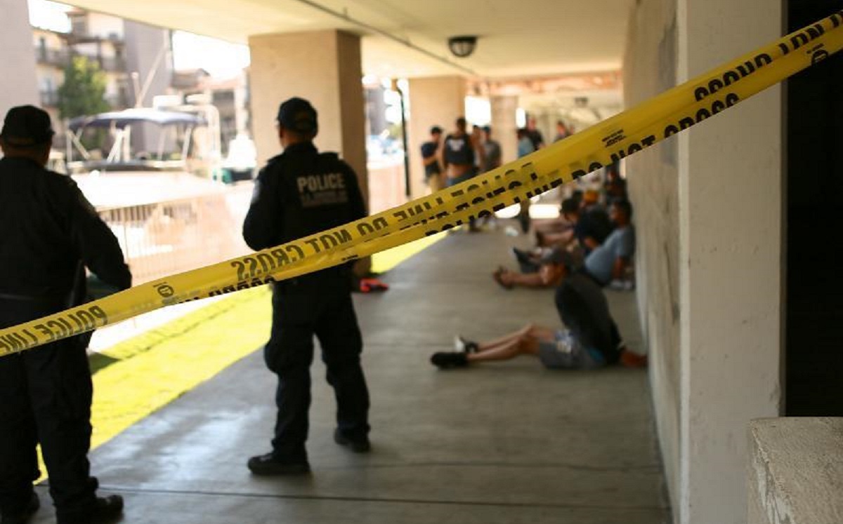 Oficiales aseguran la escena de un evento de tráfico de personas en Marina Pacifica de Long Beach. (CBP)