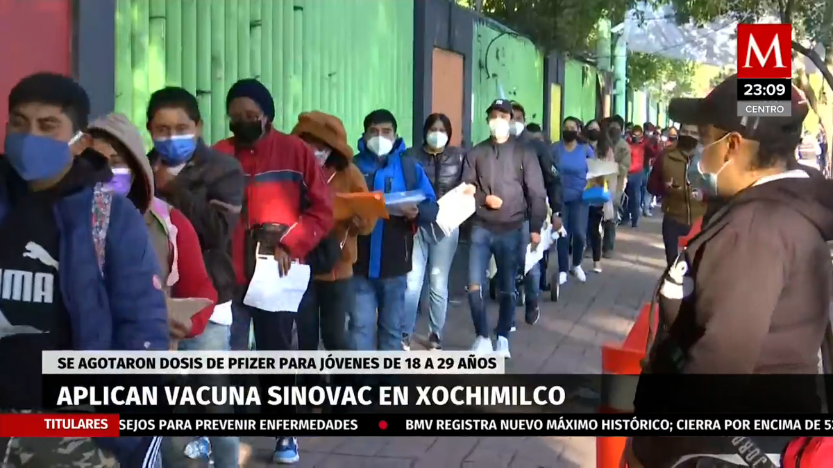 En Xochimilco se registran largas filas para vacunación covid