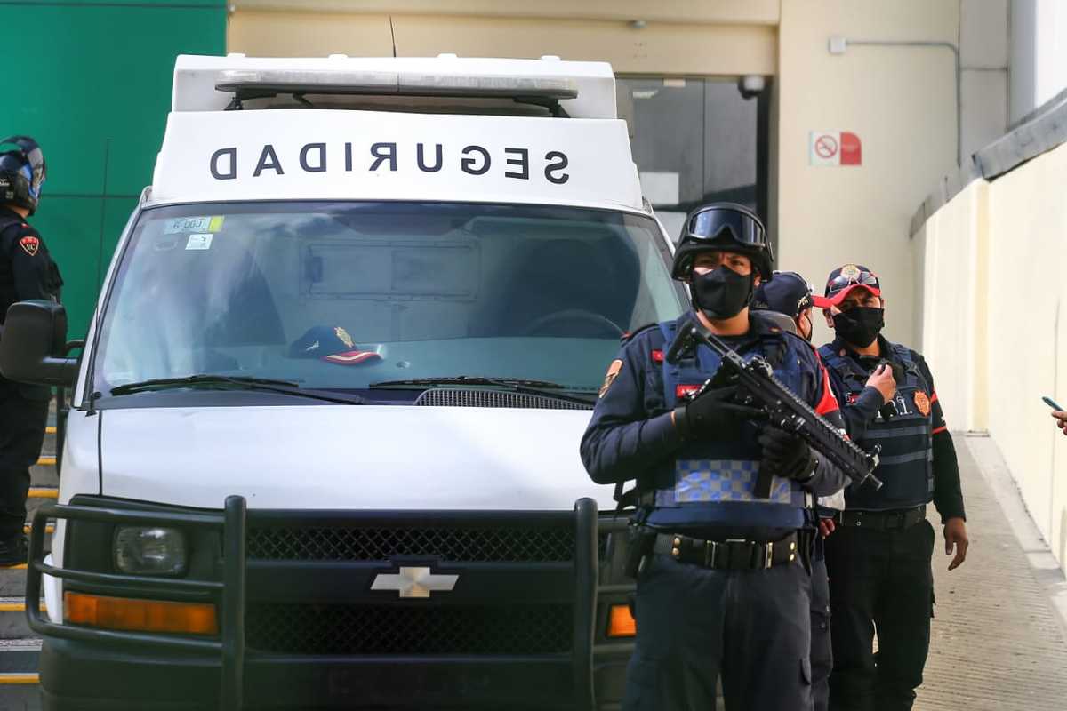 Ayer, agentes de la Fiscalía de CdMx le cumplimentaron la orden de aprehensión por abuso sexual. (Araceli López)