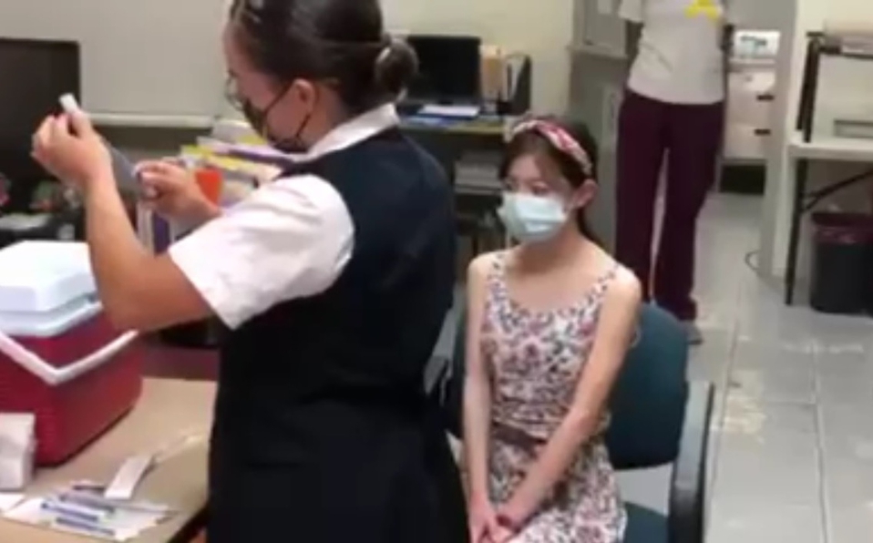 Con amparo, niña de 13 años recibe vacuna anticovid de Pfizer en Baja California