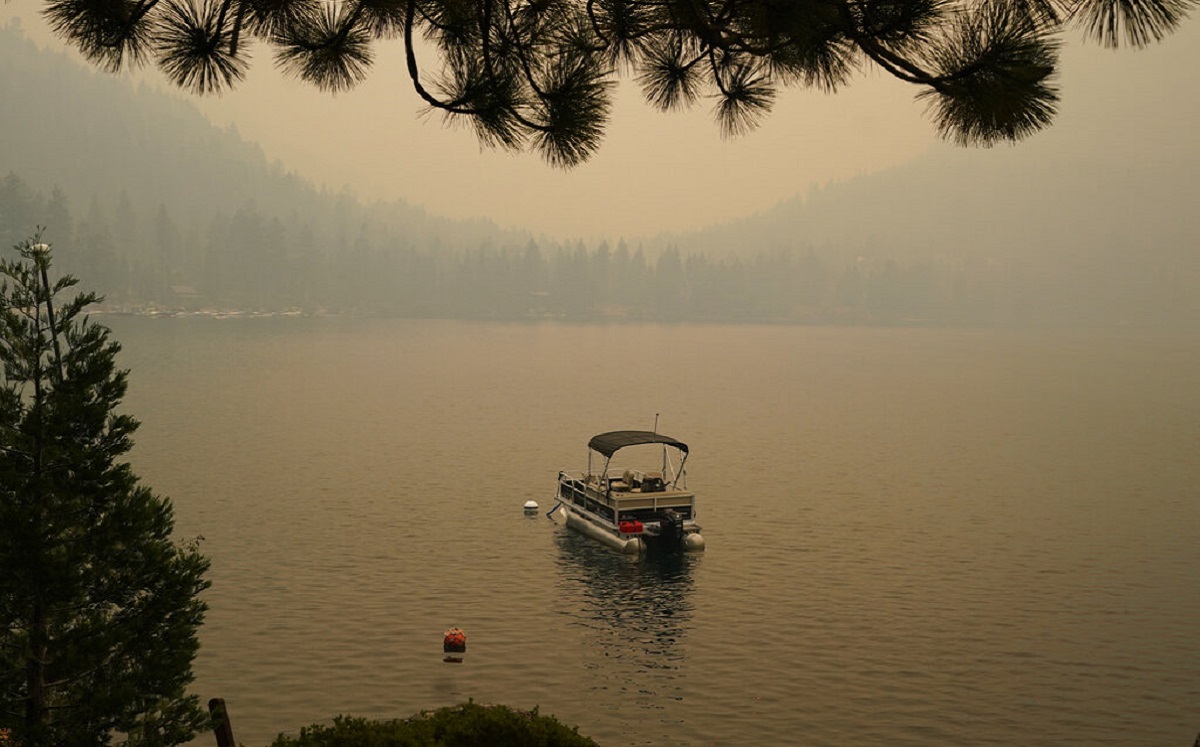 El cielo se tornó amarillo rojizo por el humo del incendio 'Caldor', cada vez más cerca del lago Tahoe. (AP)