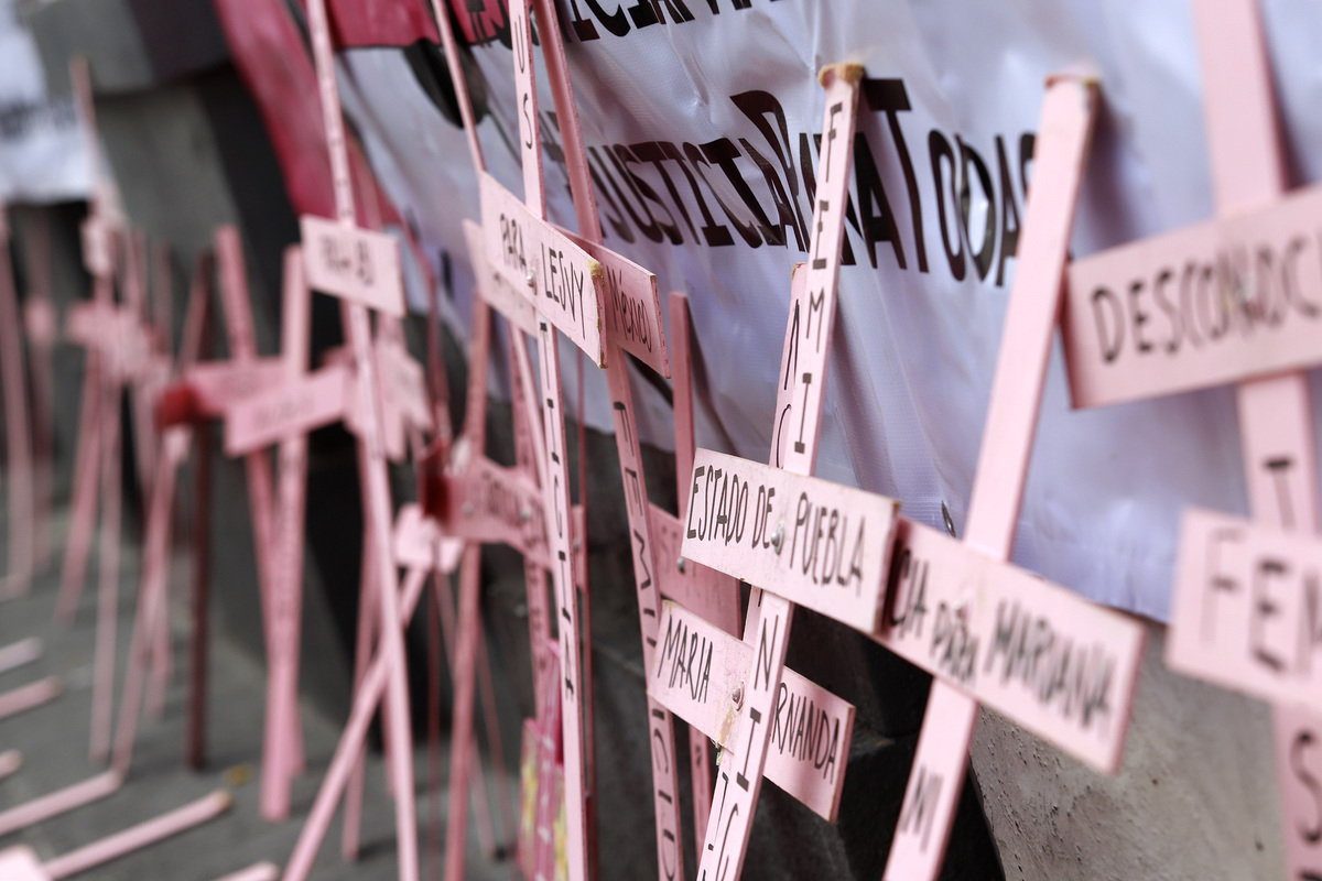 Cruces rosas representan a las víctimas de feminicidios. (Agencia Enfoque)