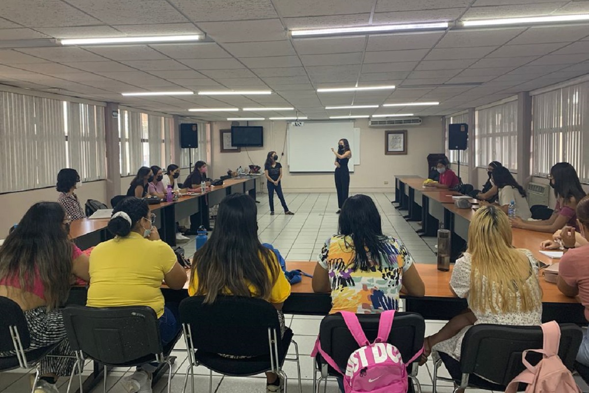 Diplomado de Lengua de Señas para la Escuela de Enfermería. (cortesía)