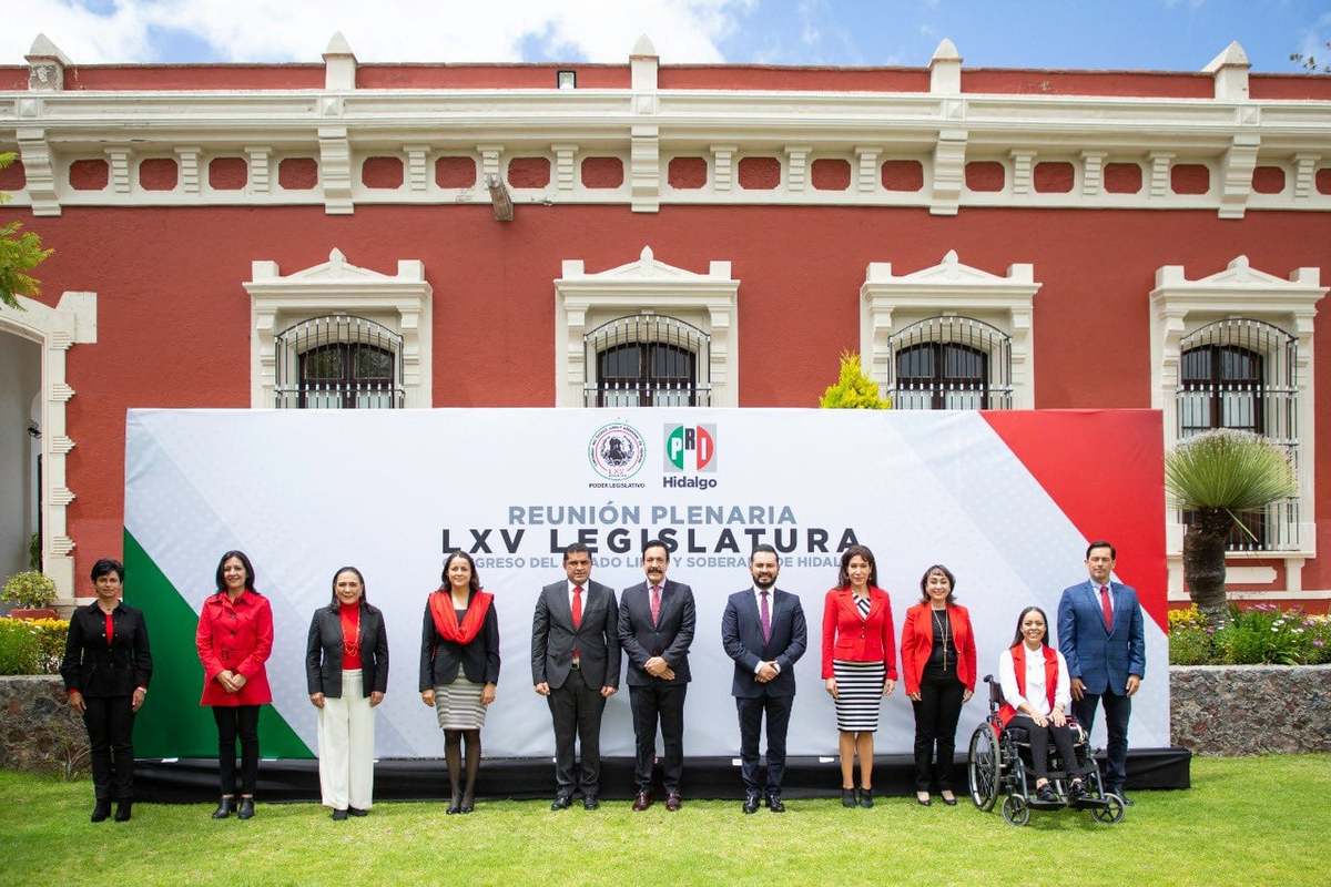 Diputados locales del PRI en Hidalgo, con el gobernador Omar Fayad. (Especial)