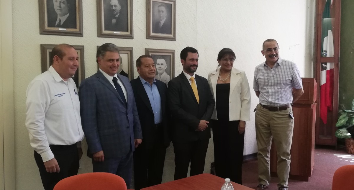 Héctor Tejada Shaar (centro), con socios de Canaco en Tamaulipas.