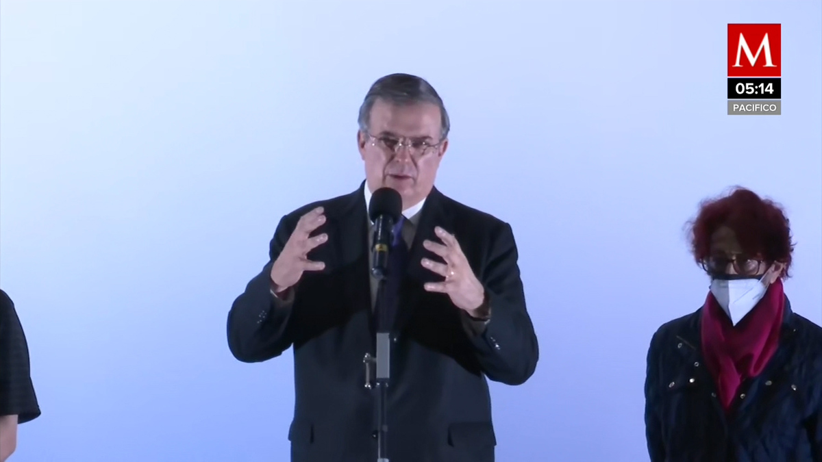 Marcelo Ebrard recibe a grupo de refugiados afganos a México