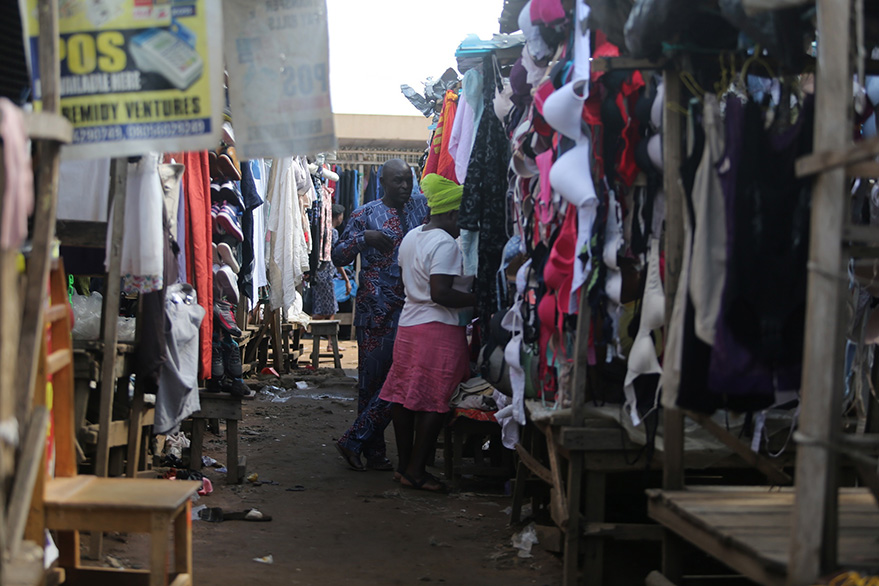 El mercado de Yaba es también conocido por las ventas de "Okrika" o "bend down select", donde los compradores tienen que agacharse para escoger su rop
