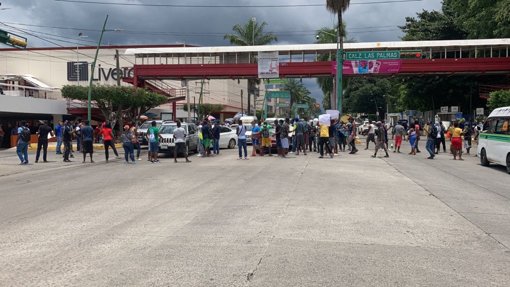 Las y los migrantes, en su mayoría de nacionalidad haitiana, pidieron que las autoridades correspondientes dieran solución a sus peticiones de refugio