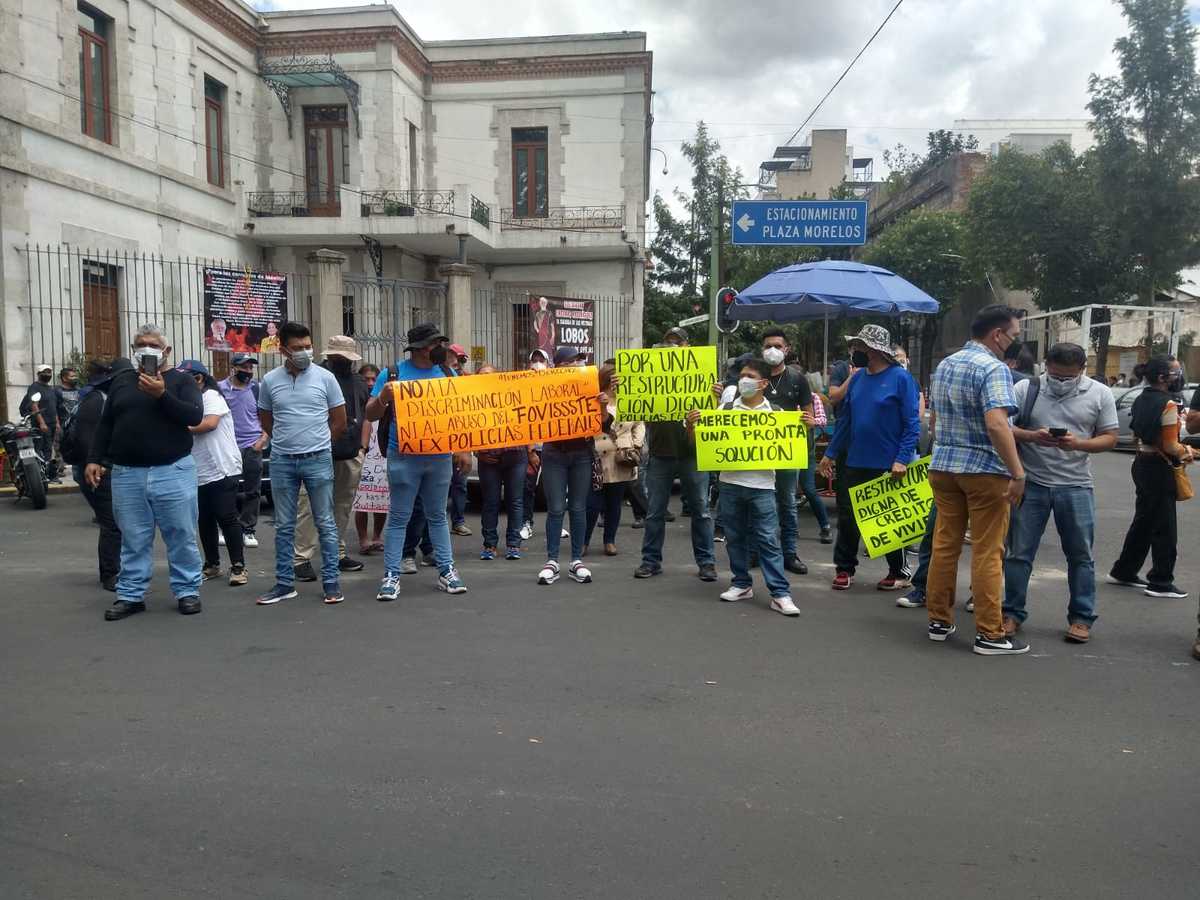 Ex policías federales frente a instalaciones de Segob. (César Veláquez)
