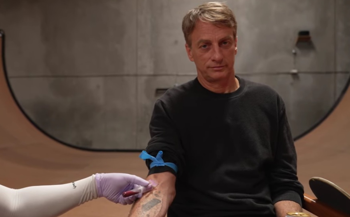 Tony Hawks lanza nueva línea de patinetas con su sangre (Liquid Death)