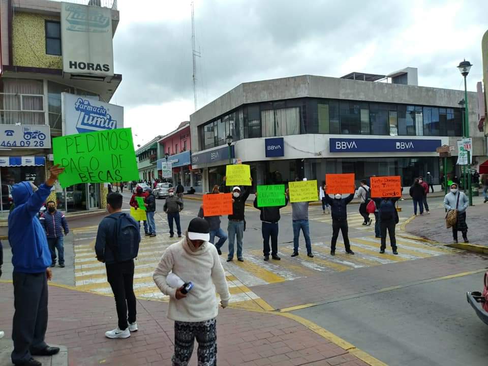 Trabajadores de Chiautempan se manifiestan. (Adolfo Tenahua)