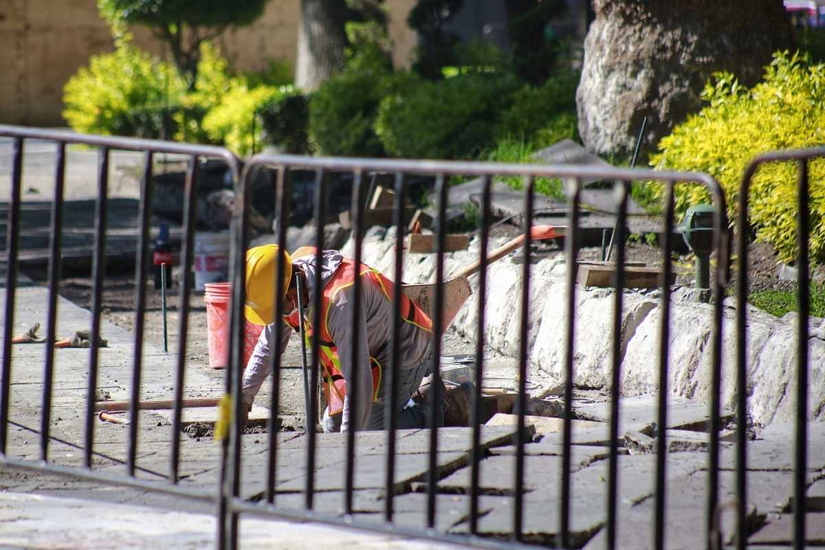 Trabajos de mantenimiento del zócalo de Puebla. (Andrés Lobato)