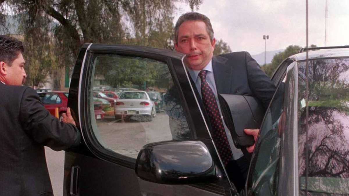 Carlos Cabal Peniche se ampara contra orden de aprehensión