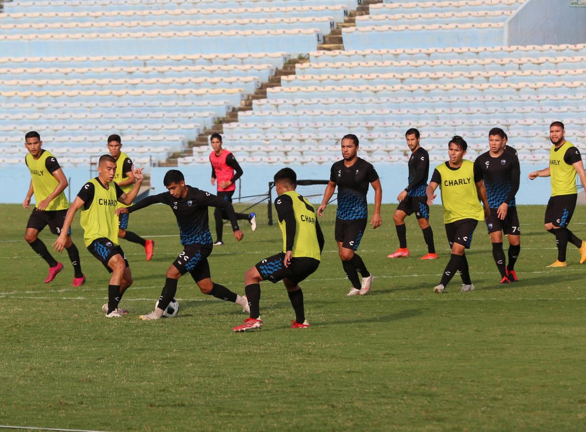 Entrenamiento de la Jaiba Brava del Tampico-Madero. (Yazmín Sánchez)