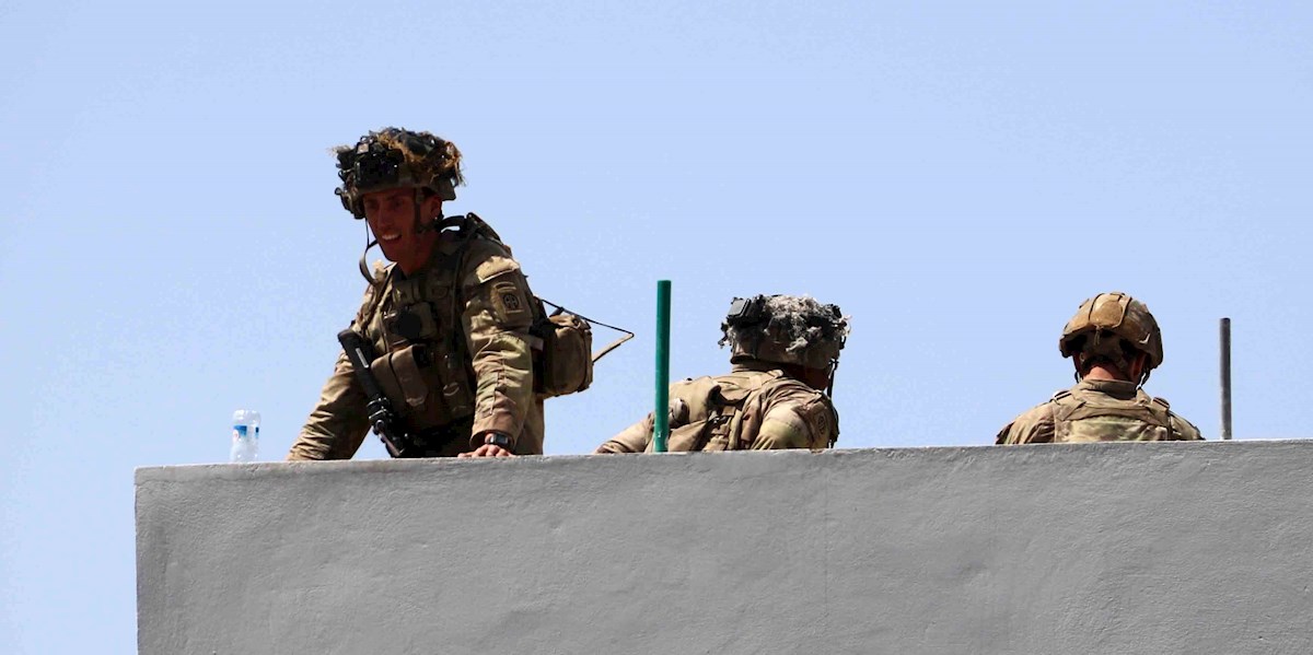 Militares de Estados Unidos vigilan el aeropuerto de Kabul, en Afganistán. | AFP