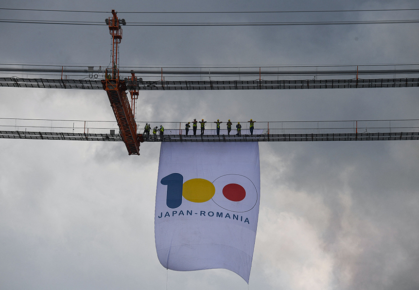 Los trabajadores colocaron una manta en lo alto para celebrar la conmemoración. |AFP