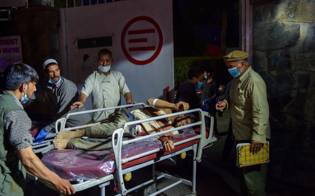 Víctimas del atentado en aeropuerto de Afganistán. (AFP)
