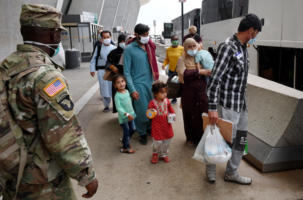 El aeropuerto de Kabul está siendo controlado por las tropas de Estados Unidos que permanecen en Afganistán. (AP)