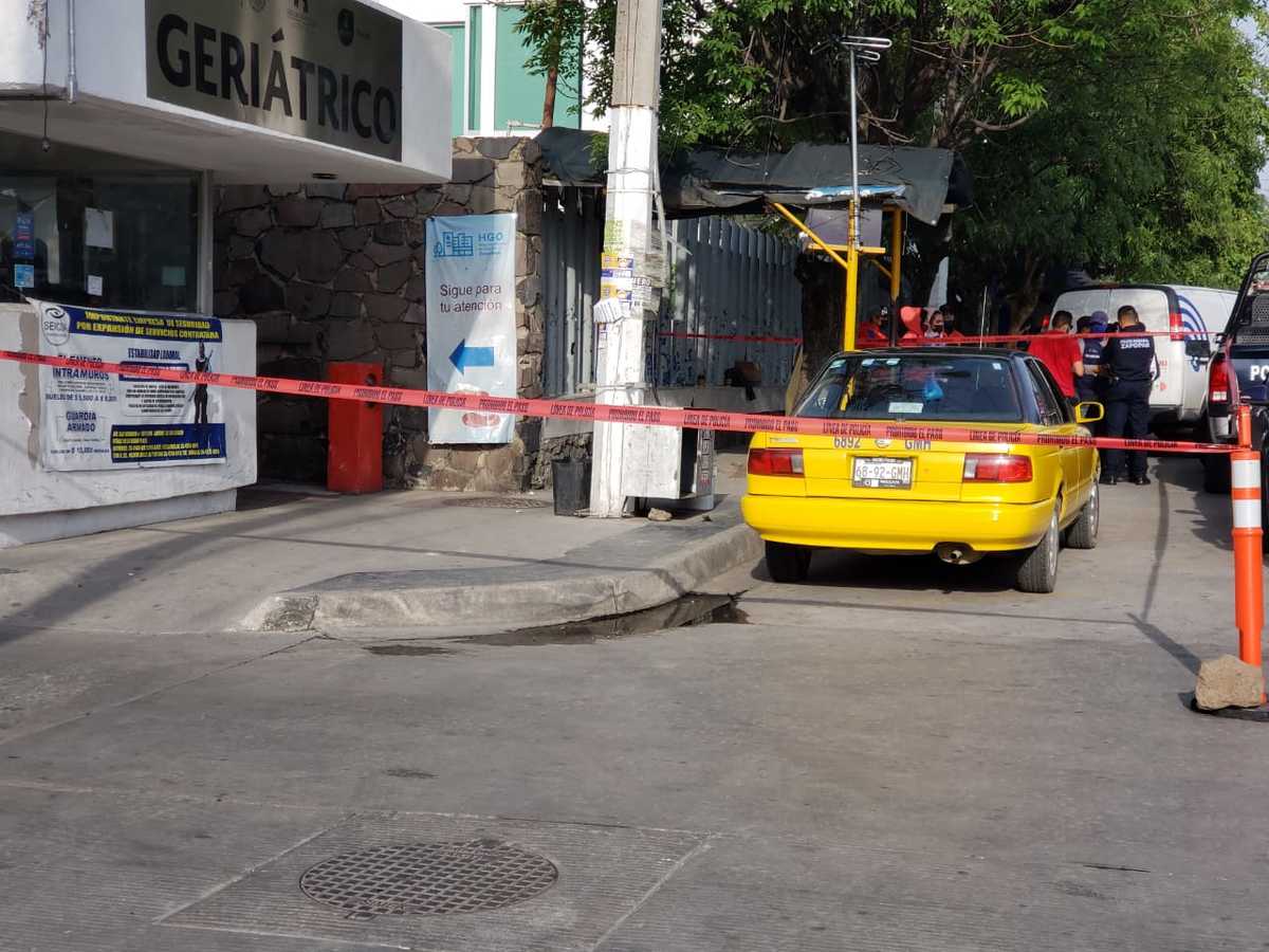 El cuerpo del hombre quedó dentro del taxi (Diana Barajas)