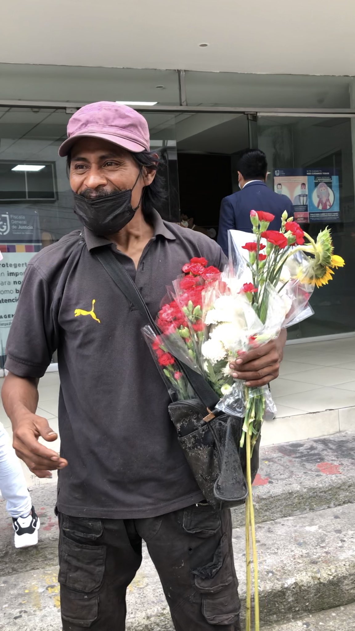 El hombre fue fotografiado por una usuaria de Twitter. (@majixcx)