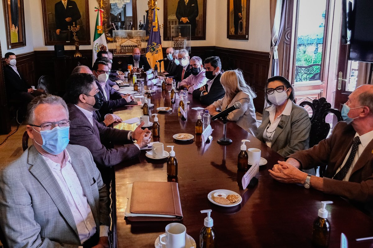 Enrique Alfaro recibe a comisión de diálogo en Palacio de Gobierno (Twitter @EnriqueAlfaroR)