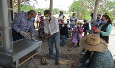 Entrega de ecoestufas. (Especial)