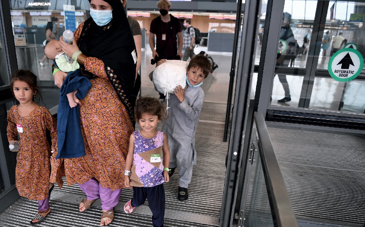 Familias completas tuvieron que huir. (AFP)