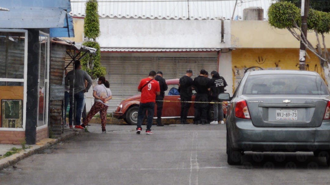 El hombre y su acompañante llegaron al lugar del crimen en un auto Volkswagen. (Jorge Becerril).