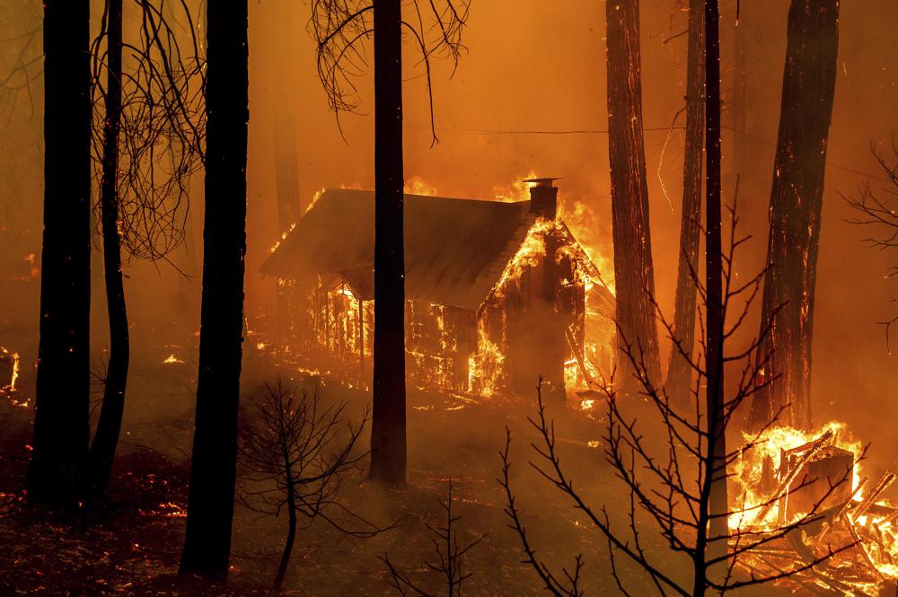 Incendios Forestales en California han acabado con más de 2 mil estructuras en la región. / Fotografía: AP.